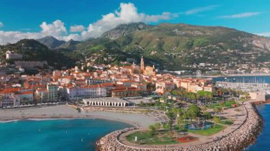 Menton 'un havadan görünüşü, Fransız Riviera, Fransa' da bir tatil köyü. Yazın renkli Menton kasabası, Cote dAzur 'da günbatımında tarihi binalar ve güzel plajlar..