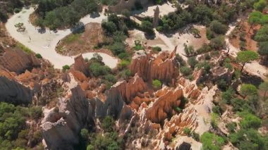 Les Orgues Ille sur Tet, Pyrenees Orientales, Languedoc Roussillon, Fransa 'da jeolojik alan. Ille sur Tet 'in ya da peri bacalarının havadan görünüşü. 