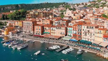 Villefranche-sur-Mer, Fransa - 27 Eylül 2024: Nice yakınlarındaki Villefranche-sur-Mer, Cote dAzur, güney Fransa. Fransız Rivierası 'nda popüler bir tatil beldesi.
