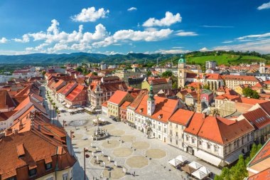 Slovenya 'nın güneşli bir gününde Maribor şehir manzarası manzarası. Maribor, Slovenya 'nın ikinci büyük kentidir. Maribor 'un tarihi binaları ve Drava Nehri üzerindeki köprüler