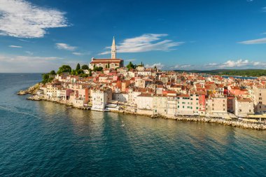 Adriyatik Denizi 'ndeki ünlü antik Hırvat kenti Istria yarımadası, Hırvatistan' ın Rovinj eski kentinin hava manzarası. Rovinj şehir manzarası, St. Euphemia katedrali ve günbatımında tarihi binalar.