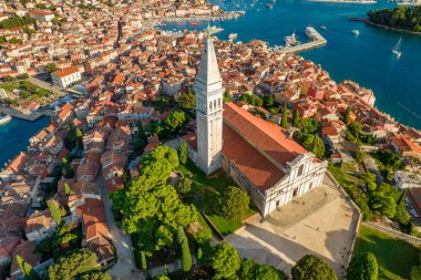 Adriyatik Denizi 'ndeki ünlü antik Hırvat kenti Istria yarımadası, Hırvatistan' ın Rovinj eski kentinin hava manzarası. Rovinj şehir manzarası, St. Euphemia katedrali ve günbatımında tarihi binalar.