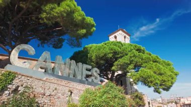 Fransız Rivierası 'ndaki ünlü tatil köyü Cote d Azur' un sembolü Cannes şehri. Cannes imzası Esperance Kilisesi 'nin dışında şehre bakan bir tepenin üstünde.