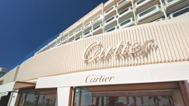 Cannes, Fransa - 21 Eylül 2024: Cannes, Fransız Riviera, Cote dAzur 'daki La Croisette bulvarındaki lüks butik dükkanının Cartier logosu