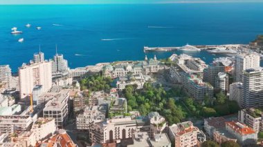 Monaco 'daki Monte-Carlo kumarhanesinin havadan görüntüsü. Otelin önünde lüks süper arabalar var. Monako Prensliği 'nin şehir merkezi. Monaco, Monte Carlo 'daki ünlü kumarhane ve lüks binalar.
