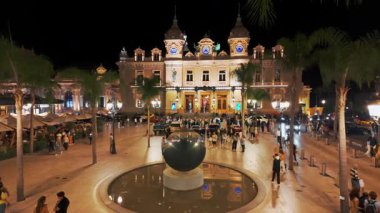 Monte Carlo, Monaco - 28 Eylül 2024: gece ünlü Monte-Carlo kumarhanesi. Fransız Rivierası 'ndaki tarihi kumarhanenin önündeki lüks süper arabalar. Monako Prensliğinin Şehir Merkezi