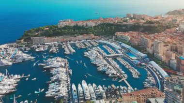 Monako Prensliği 'nin şehir merkezinin havadan görünüşü. Monako Körfezi 'nde demirlemiş lüks yatlar, Monako Sarayı Müdürü ve Monte Carlo' nun lüks apartman daireleri sergileniyor. 