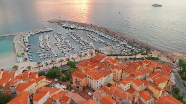 Menton 'un havadan görünüşü, Fransız Riviera, Fransa' da bir tatil köyü. Yazın renkli Menton kasabası, Cote dAzur 'da tarihi binalar ve güzel plajlar..