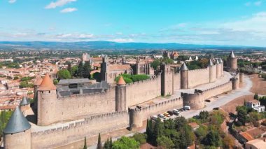 Ortaçağ şehri Carcassonne 'un havadan görünüşü ve güney Fransa' daki kale. İkonik ortaçağ kuleleriyle ünlü tarihi kale..