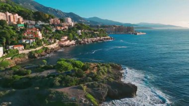 Nice ve Monako arasındaki Fransız Riviera kıyı şeridi havadan görünüyor. Lüks villalar yazın muhteşem Cote dAzur boyunca Akdeniz boyunca uzanır.
