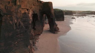 Galiçya 'nın kuzey İspanya bölgesindeki Playa de Las Catedrales plajının inanılmaz hava manzarası. Cantabrian Sahili 'ndeki ünlü Katedral Sahili' nde güzel uçurum oluşumları 