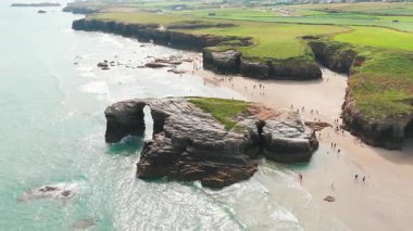 Galiçya bölgesindeki Playa de Las Catedrales plajının inanılmaz hava manzarası. Cantabrian Sahili 'ndeki ünlü Katedral Sahili' nde güzel uçurum oluşumları 