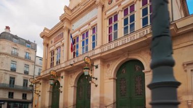 Beziers, Fransa - 10 Eylül 2024: Şehir merkezindeki belediye tiyatrosu binası, Herault, Fransa 