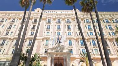 Cannes, Fransa - 21 Eylül 2024: Cannes, Cote dAzur, Fransa 'daki Kıtalararası Carlton Oteli. 1911 'de yapılmış lüks bir otel.. 