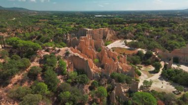Les Orgues Ille sur Tet, Pyrenees Orientales, Languedoc Roussillon, Fransa 'da jeolojik alan. Ille sur Tet 'in ya da peri bacalarının havadan görünüşü. 