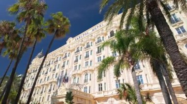 Cannes, Fransa - 21 Eylül 2024: Cannes, Cote dAzur, Fransa 'daki Kıtalararası Carlton Oteli. 1911 'de yapılmış lüks bir otel.. 