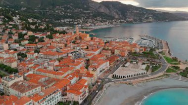 Menton 'un havadan görünüşü, Fransız Riviera, Fransa' da bir tatil köyü. Yazın renkli Menton kasabası, Cote dAzur 'da tarihi binalar ve güzel plajlar..