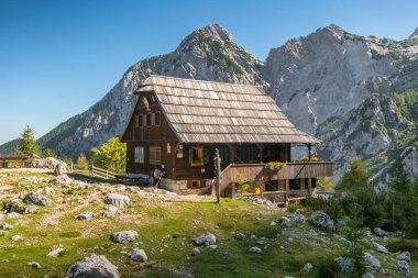Jezersko, Slovenya - 6 Eylül 2023: Spodnje Ravni 'deki tarihi ahşap dağ kulübesi Ceska koca, Kamnik-Savinja Alpleri' nde 1543 metre yükseklikte. 1900 'de inşa edilen bu turizm barınağı muhteşem dağlık manzaralar sunuyor..