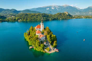 Slovenya Gölü, Slovenya 'nın güneşli bir gününde Bled Gölü' nde kutsal bir kiliseyle ünlü adanın havadan görünüşü. Ada, Maria 'nın Hacı Kilisesi ile Kanadı.
