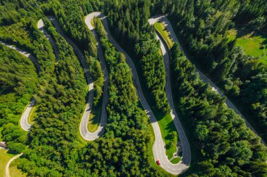 Kamnik-Savinja Alpleri, Zgornje Jezersko, Slovenya 'daki kıvrımlı yılanlı dağ yolunun yukarıdan aşağıya manzarası