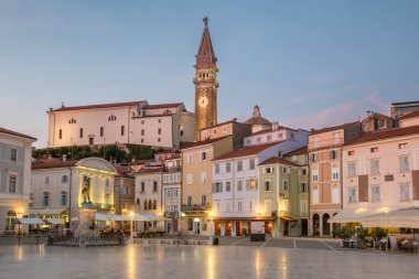 Slovenya, Alacakaranlık 'taki Piran kasabasındaki Tartini Meydanı. Adını kemancı ve besteci Giuseppe Tartini 'den almıştır. Tartinijev trg Slovence