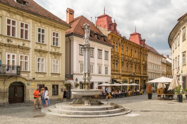 Ljubljana, Slovenya - 3 Eylül 2023: Herkül Pınarı Herkulov Vodnjak ile birlikte Eski Şehir 'deki Yukarı Meydan Gornji Trg.