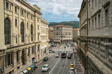 Trieste, İtalya - 15 Eylül 2023: Canlı şehir merkezi Trieste, İtalya, tarihi binalarla dolu hareketli caddeler