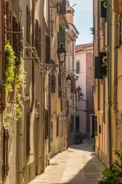 İtalya 'nın Trieste kentindeki eski Muggia kasabasının resimli dar sokakları. İtalya 'da Trieste yakınlarında tarihi Muggia kıyı kasabası.