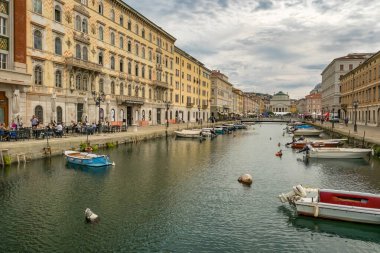 Trieste, İtalya - 15 Eylül 2023: Trieste, İtalya 'da Canal Grande. St. Antonio Thaumaturgo Kilisesi Trieste 'deki Canale Grande' de..