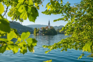 Slovenya 'da güneş doğarken, yaz panoramasında kan gölü oluştu. Bled Gölü 'nün güzel manzarası Maria ve Bled Castle' ın Hacı Kilisesi