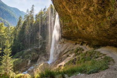 Slovenya, Triglav Ulusal Parkı 'ndaki Pericnik şelalesinin güzel manzarası. Muhteşem Pericnik şelalesi güneşli bir günde güzel yeşil ormanda..