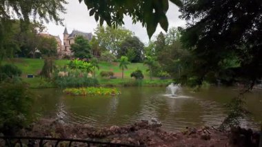 Le Plateau des Poetes, Şairler Bahçesi, Beziers, Güney Fransa. Gölü, ördekleri, palmiyeleri ve yemyeşil su bitkileri olan güzel bir şehir parkı.. 