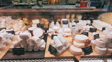 Halles de Biarritz pazarında geniş çaplı peynir seçimi. Kamera, peynir çeşitleriyle dolu tezgahları tarıyor. Yavaş çekim, sabit çekim..
