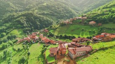 İspanya 'nın kuzeyindeki Asturias bölgesindeki Bandujo ortaçağ köyünün havadan görünüşü. Güzel, yeşil bir dağ manzarasında yuva yapmış pitoresk tarihi bir köy..