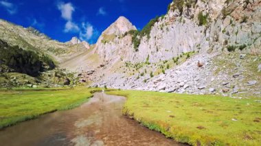 Benasque Vadisi 'ndeki Aigualluts uçaklarının güzel manzarası Posets Maladeta Ulusal Parkı, Pyrenees Dağları, Aragon, İspanya