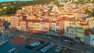 Villefranche-sur-Mer, Fransa - 27 Eylül 2024: Nice yakınlarındaki Villefranche-sur-Mer 'in hava manzarası, Cote dAzur, güney Fransa. Fransız Rivierası 'nda popüler bir tatil beldesi.