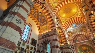 Marsilya, Fransa - 15 Eylül 2024 Notre Dame de la Garde Bazilikası 'nın güzel iç mekanı. Çarpıcı mozaikler, karmaşık altın ayrıntılar ve tavan ve duvarları süsleyen canlı freskler..
