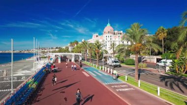 Nice, Fransa - 25 Eylül 2024: Nice, Fransa 'daki muhteşem gezinti güvertesi manzarası. Arka planda lüks otel Negresco. Fransa 'daki güzel Cote dAzur' da güzel bir yaz sahnesi