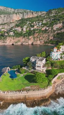 Nice ve Monako arasındaki Fransız Riviera kıyı şeridi havadan görünüyor. Lüks villalar yazın muhteşem Cote dAzur boyunca Akdeniz boyunca uzanır.