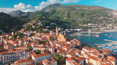 Menton 'un havadan görünüşü, Fransız Riviera, Fransa' da bir tatil köyü. Yazın renkli Menton kasabası, Cote dAzur 'da günbatımında tarihi binalar ve güzel plajlar..