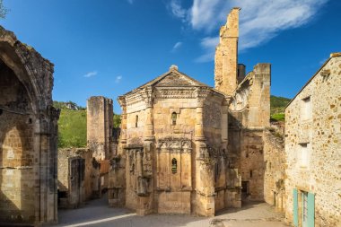 Fransa 'nın Aude kentindeki Alet-les-Bains köyündeki Notre Dame' ın 9. yüzyıl Benedikt manastırı kalıntıları.