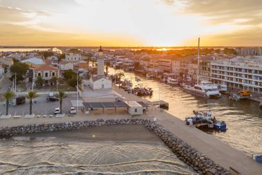 Fransa 'nın Occitanie bölgesindeki bir tatil beldesi olan Camargue' deki Grau du Roi balıkçı köyünün gündoğumunda hava manzarası. Güney Fransa 'daki güzel sahil kasabası Grau du Roi