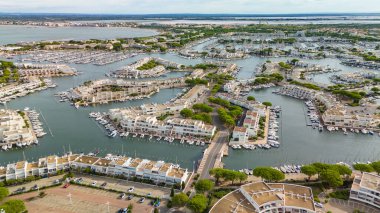 Fransa 'nın güneyindeki Le Grau-du-Roi limanının hava manzarası. Fransız Akdeniz kıyısındaki güzel marina. Fransız Rivierası 'nda lüks bir gayrimenkul..