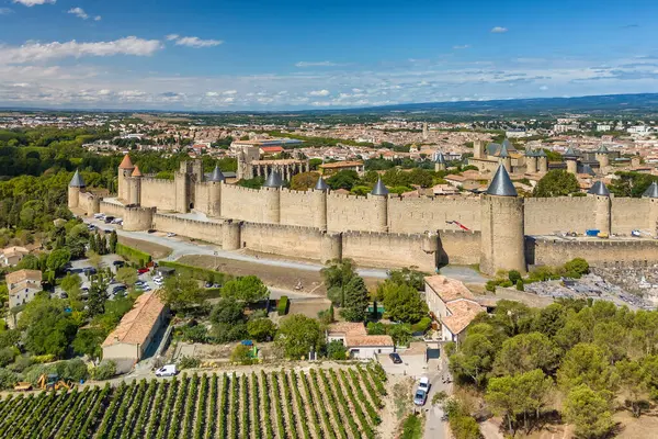 Ortaçağ şehri Carcassonne 'un havadan görünüşü ve güney Fransa' daki kale. Fransız üzüm bağları ve ikonik ortaçağ kuleleri ile tarihi kale.