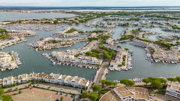 Fransa 'nın güneyindeki Le Grau-du-Roi limanının hava manzarası. Fransız Akdeniz kıyısındaki güzel marina. Fransız Rivierası 'nda lüks bir gayrimenkul..