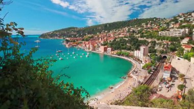 Nice yakınlarındaki güzel Villefranche-sur-Mer kasabasının en güzel manzarası, Güney Fransa, Cote dAzur. Fransız Rivierası 'nda popüler bir tatil beldesi. Steadicam görüntüleri gösteriliyor