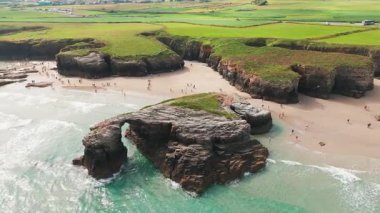 Galiçya bölgesindeki Playa de Las Catedrales plajının inanılmaz hava manzarası. Cantabrian Sahili 'ndeki ünlü Katedral Sahili' nde güzel uçurum oluşumları 