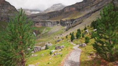 POV, İspanya Pireneleri 'ndeki Monte Perdido Ulusal Parkı' ndaki Ordesa Vadisi 'nde yürüyüş yaparken çekildi. Soaso Buzul Sirki ve Cascada de la Caballo Şelalesi ile güzel bir dağ manzarası.