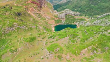 Somiedo Ulusal Parkı, Asturias, İspanya 'daki Lago de Calabazosa o Negro Gölü. Kuzey İspanya 'daki Asturias bölgesinin güzel manzaralarıyla çevrili Saliencia dağlarının hava manzarası.