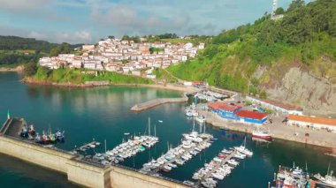 Kuzey İspanya 'nın Asturias bölgesindeki büyüleyici balıkçı köyü Lastres' in hava manzarası. Biscay Körfezi 'nin turkuaz sularına bakan bir yamaçta kurulmuş güzel bir sahil kasabası..